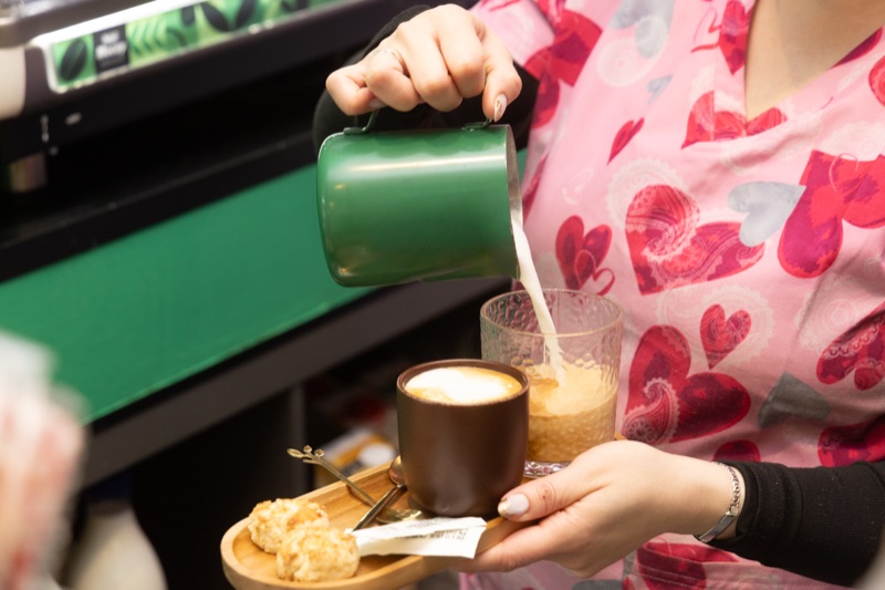Teresa preparando café en Té con Te